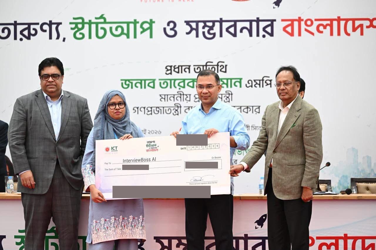 InterviewBoss AI-এর ফাউন্ডার ও সিইও শারমীন আক্তার মাননীয় প্রধানমন্ত্রীর কাছ থেকে iDEA Project অনুদানের চেক গ্রহণ করছেন